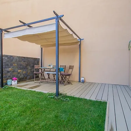 Seasons Studio Garden Apartment